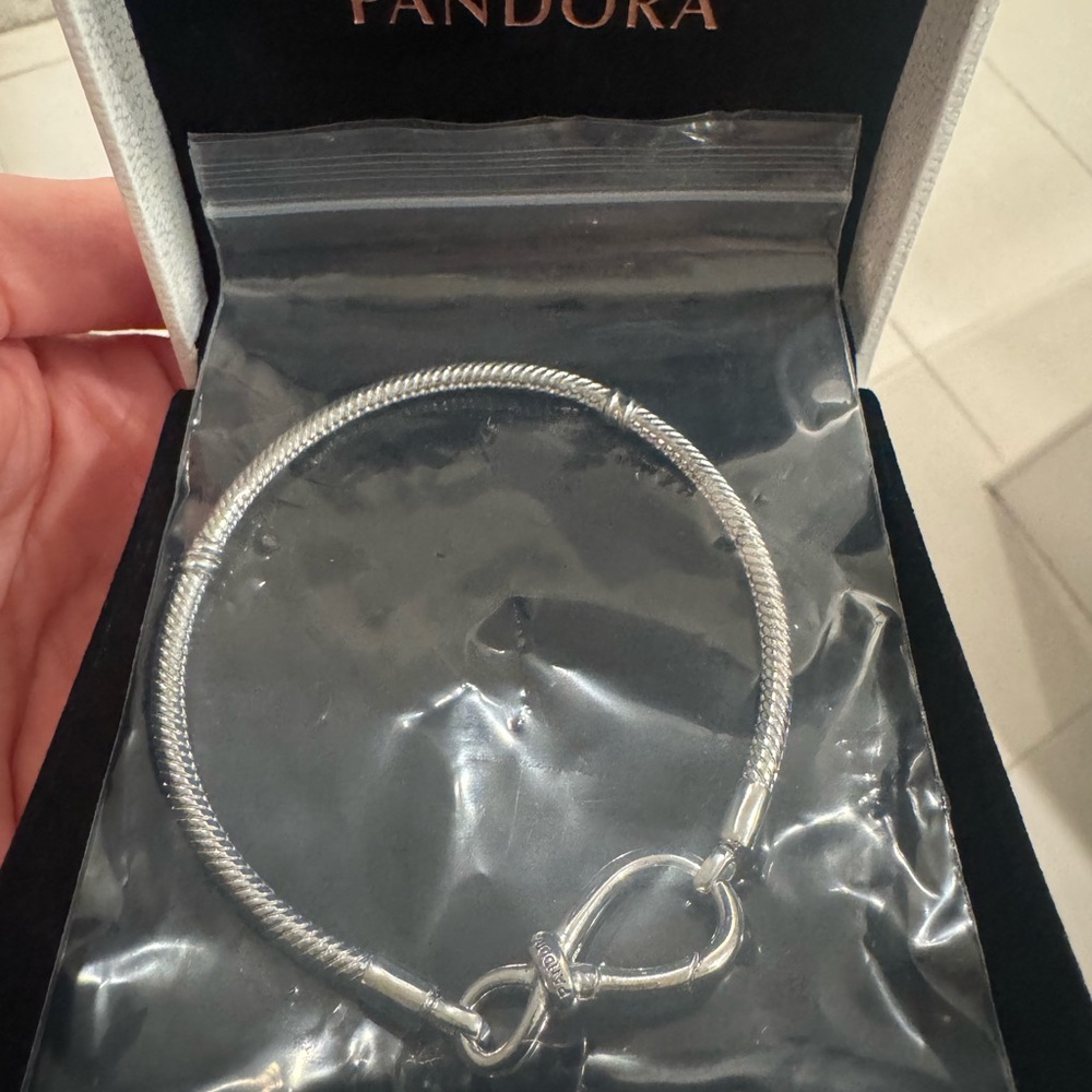 Pandora Silver infinity clasp Bracelet - New without Tags and Gift Box - Picture 5 of 5